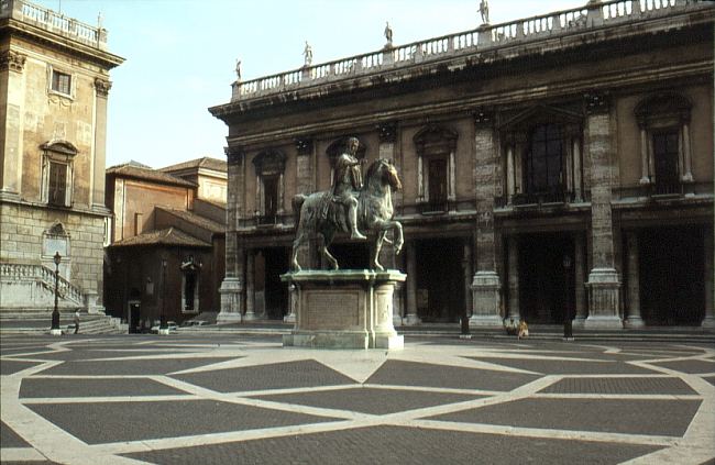 Palazzo dei Conservatori med statuen af Marcus Aurelius i forgrunden 