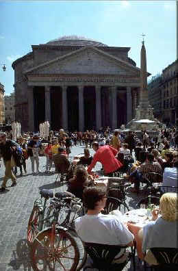 Vi sad lige ved det bord - ved Pantheon
