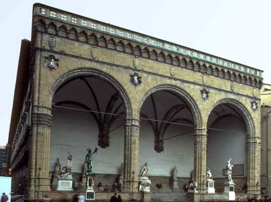 Loggia dei Lanzi med skulpturer som voldtægten af Sabinerkvinderne af Giambologna og Pegasus med Medusas hoved af Cellini.