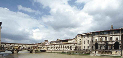Vasarikorridoren på nordsiden af Arno fører hen til Uffizi-galleriet